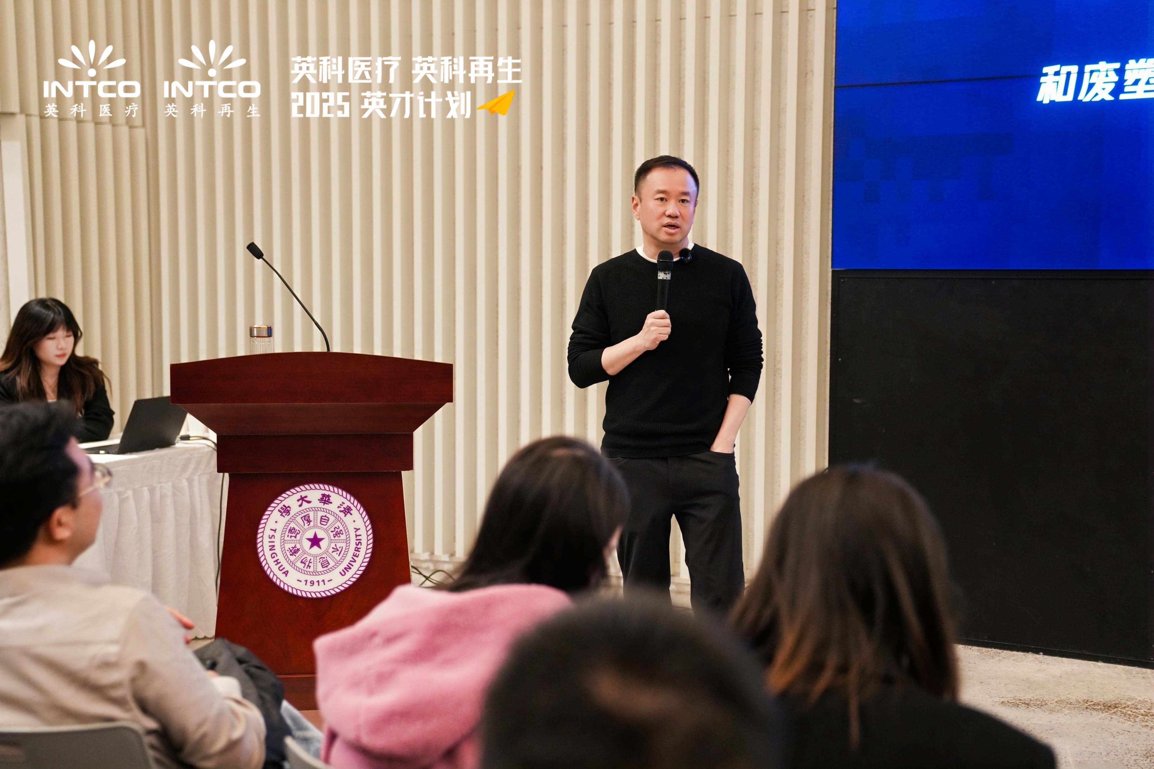 jinnianhui官网董事长刘方毅向在场学子分享了自己的创业历程